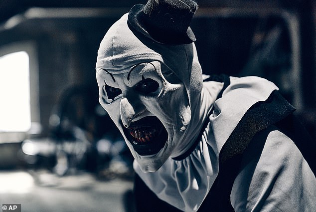 O campeão da semana passada, Terrifier 3 caiu para o terceiro lugar. A história segue Art the Clown enquanto ele tenta abrir caminho por uma pequena cidade que se prepara para as férias de Natal. O filme assustador arrecadou mais de US$ 9,3 milhões em vendas de ingressos