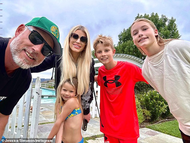 Ela e o ex-jogador de futebol se casaram em 2014 e têm três filhos: as filhas Max, 12, e Birdie, cinco; e filho Ace, 11