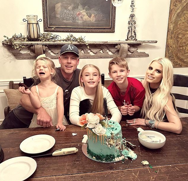 Isso aconteceu logo depois que surgiram rumores de que seu casamento com Eric Johnson, 45, estava em ruínas
