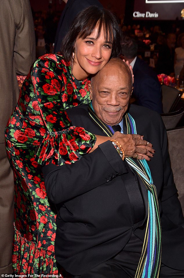 Quincy Jones com sua filha, atriz de Hollywood, Rashida Jones, que interpretou Karen Filippelli em The Office; visto em janeiro de 2020