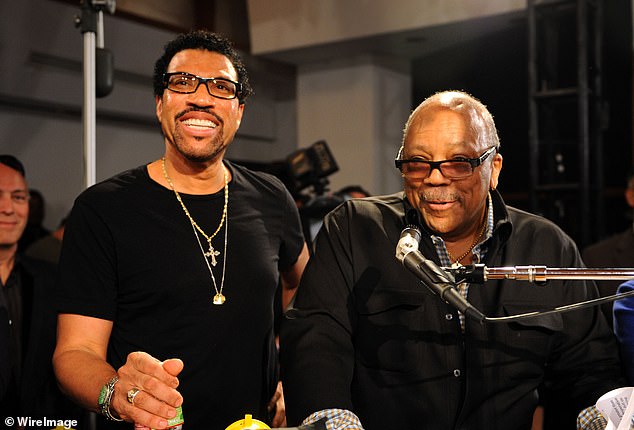 Lionel Richie e Quincy Jones na sessão de gravação de 'We Are The World 25 Years for Haiti' realizada no Jim Henson Studios em Hollywood em fevereiro de 2010