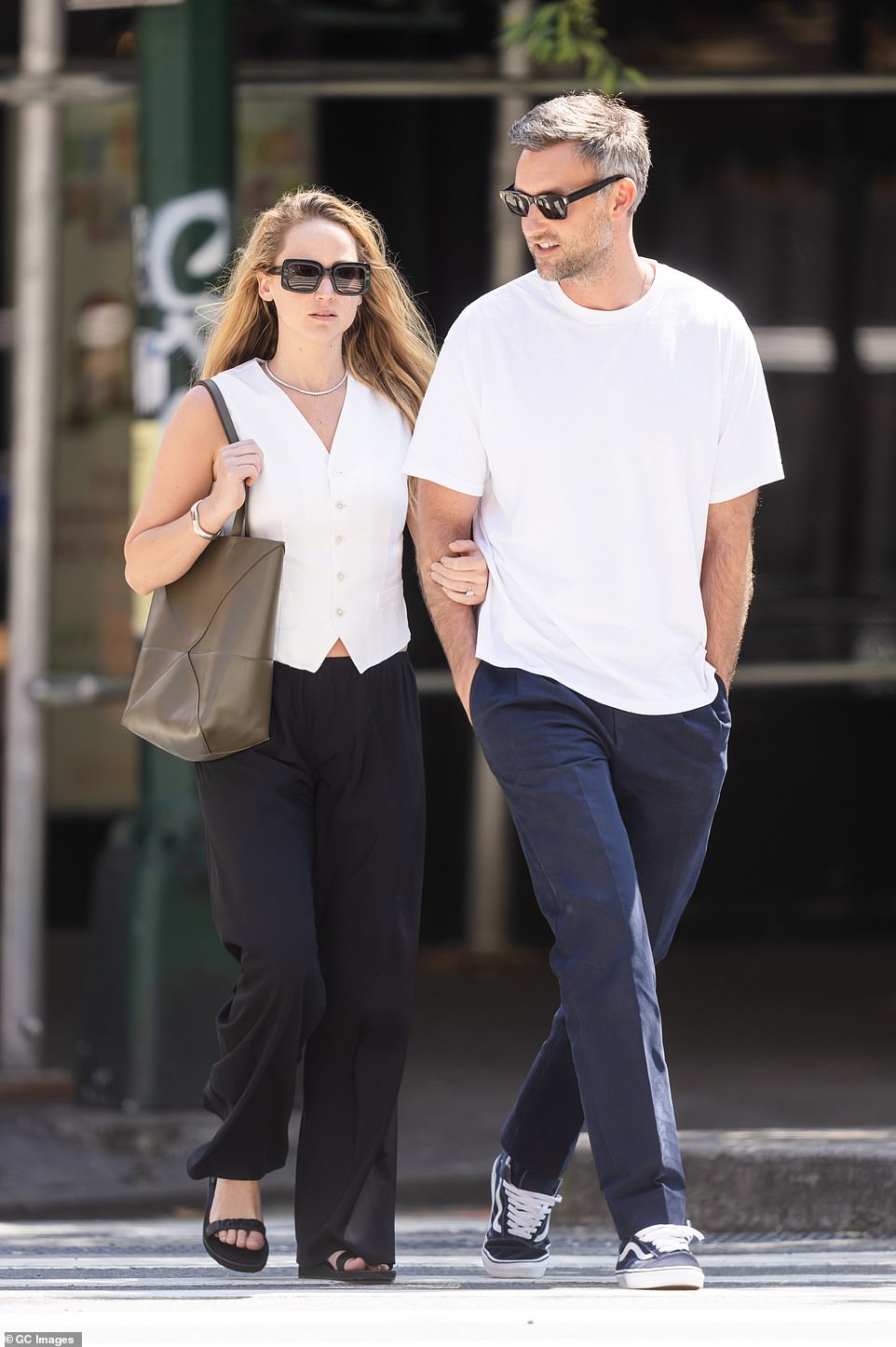 No mês passado, a estrela de Jogos Vorazes confirmou que está esperando seu segundo filho com o marido, negociante de arte, Cooke Maroney, 40; o casal visto em 2023