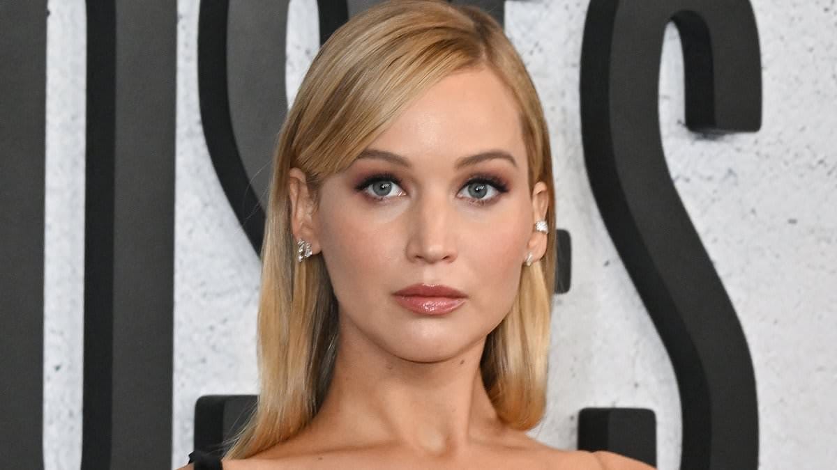 A grávida Jennifer Lawrence embala a barriga com um vestido gótico glamouroso na estreia de Bread & Roses em Los Angeles