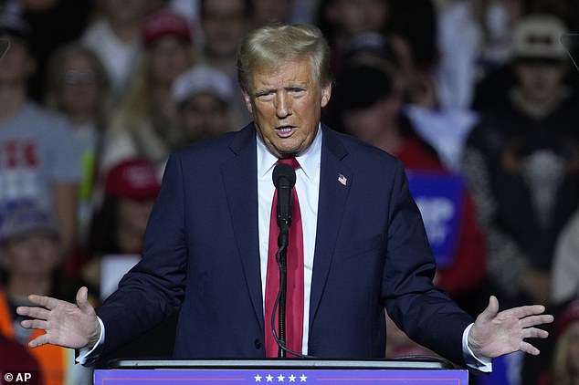Uma pessoa próxima a DeGeneres disse que ela e de Rossi estavam fugindo dos EUA em resposta às eleições presidenciais de 2024, nas quais o ex-presidente Donald Trump ganhou um segundo mandato não consecutivo; Trump fotografado em 1º de novembro em Milwaukee, Wisconsin
