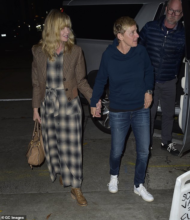 Ellen e Portia terão muitos vizinhos famosos. Estrelas com propriedades em Cotswolds incluem David e Victoria Beckham, Kate Moss, Patrick Stewart, Elizabeth Hurley e Damien Hirst, entre muitos outros