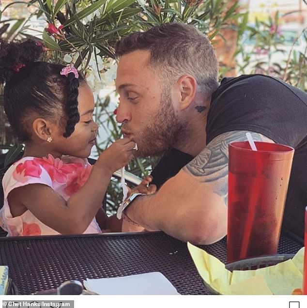 Chet parece manter sua única filha longe das redes sociais, pois não posta uma foto dela desde 2019