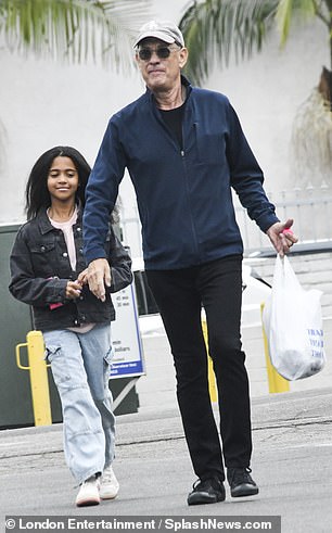 Tom estava carregando uma sacola de compras