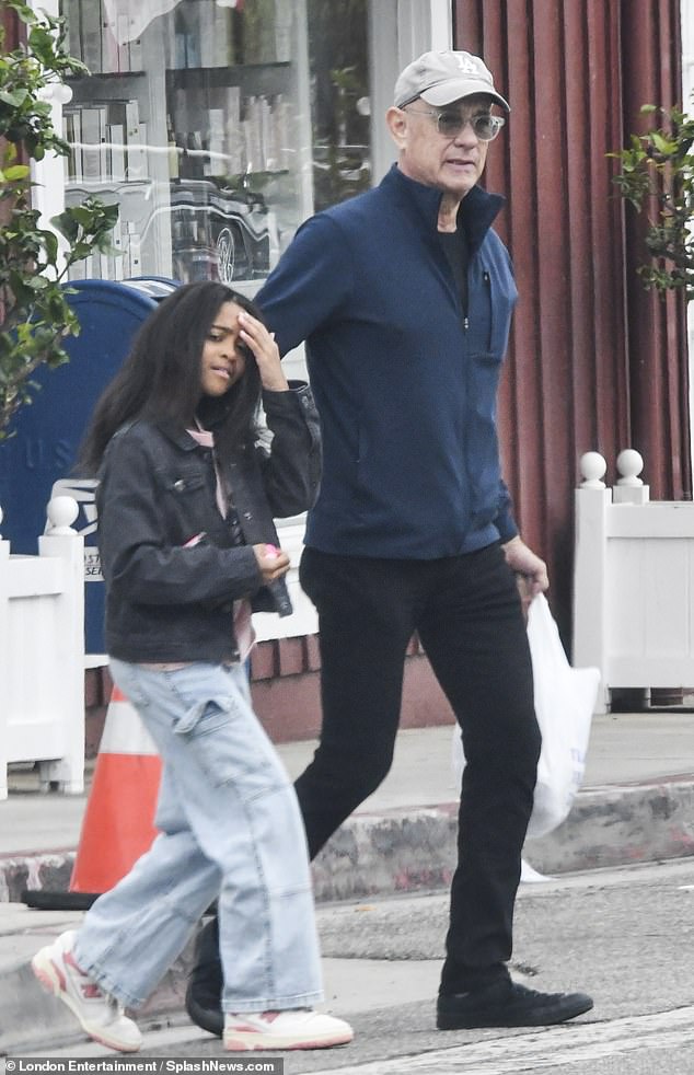 Foi raro ver o avô de três filhos de 68 anos com a menina de oito anos, cujos pais são seu filho Chester 'Chet' Hanks e a ex Tiffany Miles