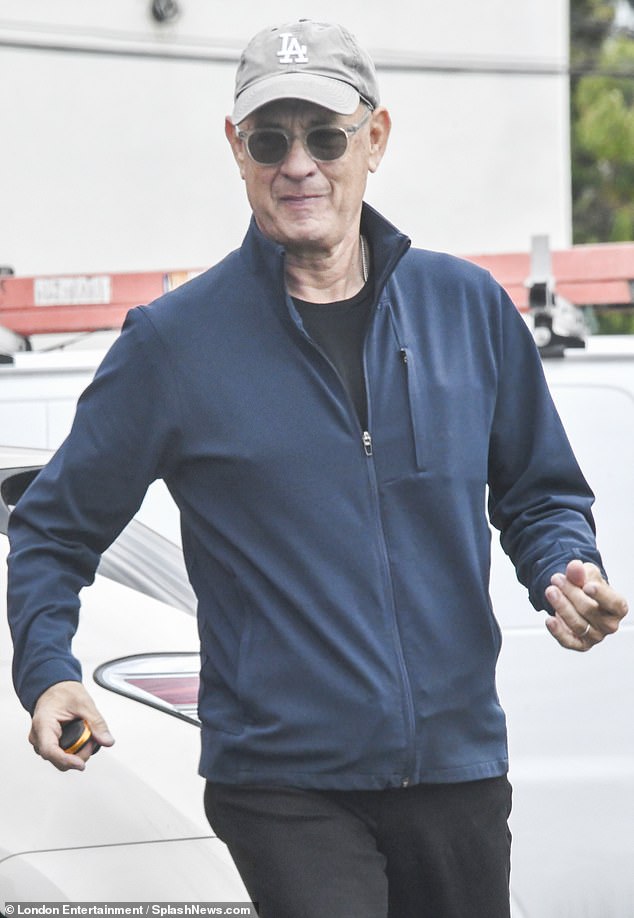 Na terça-feira, Hanks apresentou seus gostos musicais como DJ em uma 'Record Party' no TuneIn