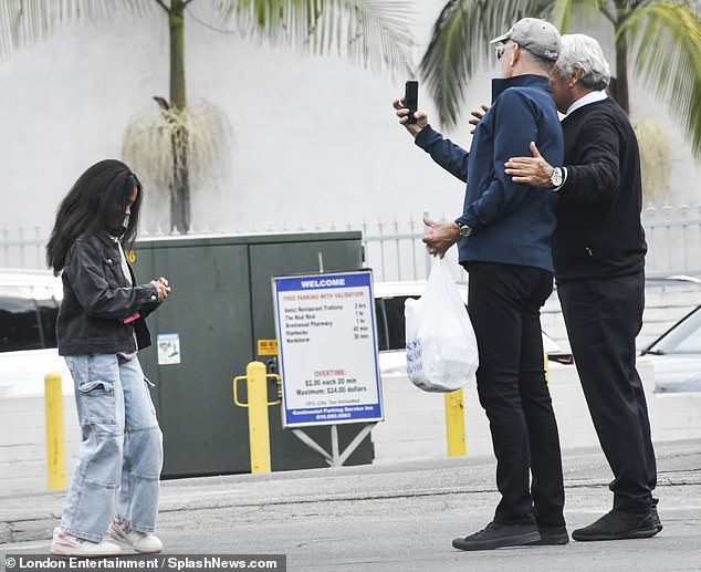 Mas o duas vezes vencedor do Oscar estava de ótimo humor, até posando para uma selfie com um atendente de estacionamento enquanto Michaiah esperava pacientemente.