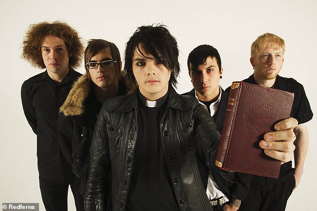 Neste momento, a causa da sua morte não foi divulgada e não se sabe quem o encontrou, segundo o TMZ; fotografado com seus ex-companheiros de banda (Ray Toro, Mikey Way, Gerard Way e Frank Lero)