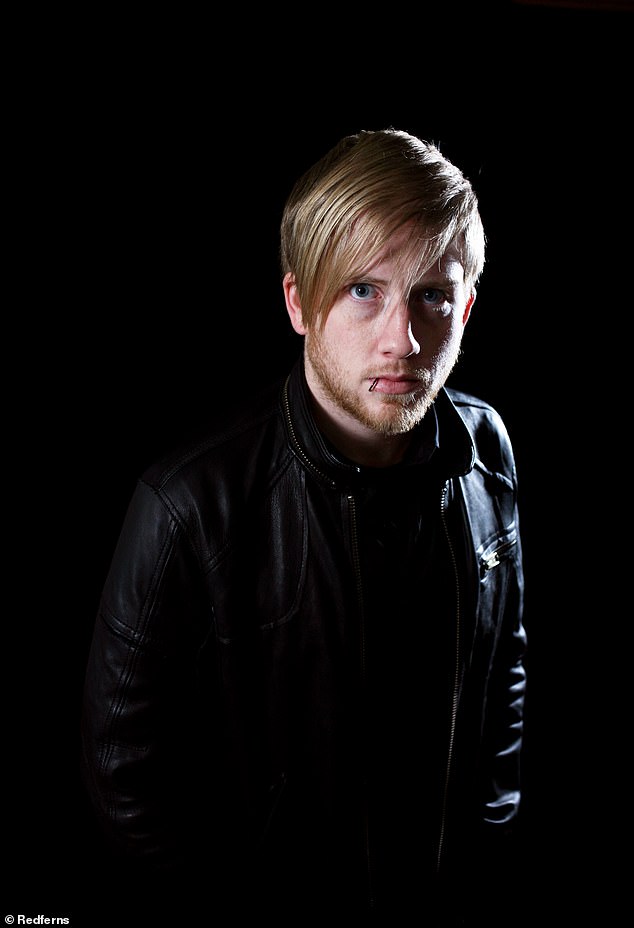 O baterista do My Chemical Romance, Bob Bryar, foi encontrado morto em sua casa no Tennessee, aos 44 anos, apenas dois dias antes do Dia de Ação de Graças; visto em 2006