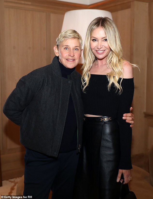 Ellen DeGeneres, 66, e sua esposa Portia de Rossi, 51, fugiram dos EUA e se mudaram para a zona rural da Inglaterra, informou o The Wrap na quarta-feira; retratado em 2022 em São Francisco, Califórnia.