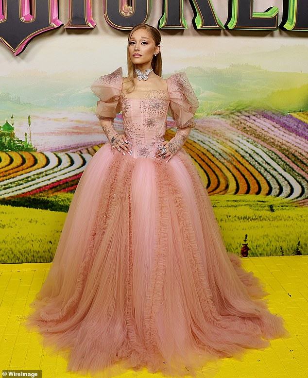Os fãs de Wicked compartilharam suas reações às previsões de que Ariana Grande poderia ganhar um Oscar por seu papel como Glinda. Muitos entusiastas acessaram as redes sociais um dia após a estreia do primeiro filme de adaptação musical em duas partes nos cinemas