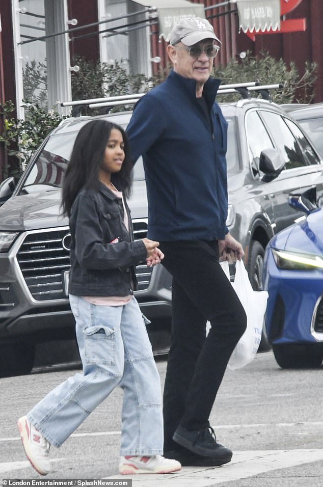 Tom Hanks passou bons momentos com sua neta Michaiah Hanks em Brentwood no domingo