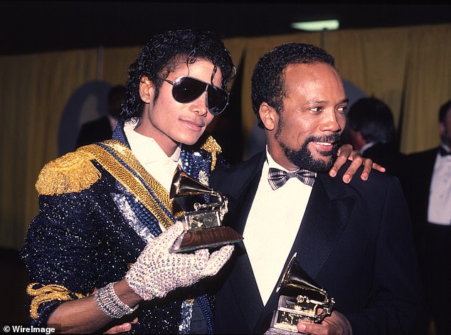 Quincy Jones na premiação Grammy de 1994 com Michael Jackson