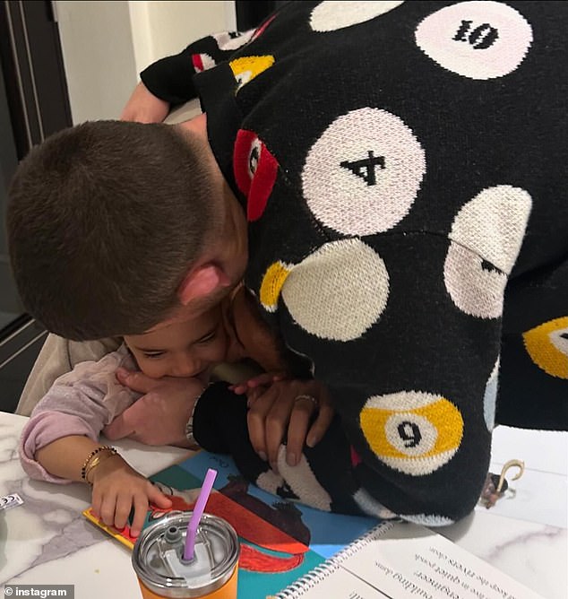 Para marcar o Dia de Ação de Graças na semana passada, Priyanka acessou o Instagram para compartilhar uma foto de família de sua filha com seus 92,4 milhões de seguidores