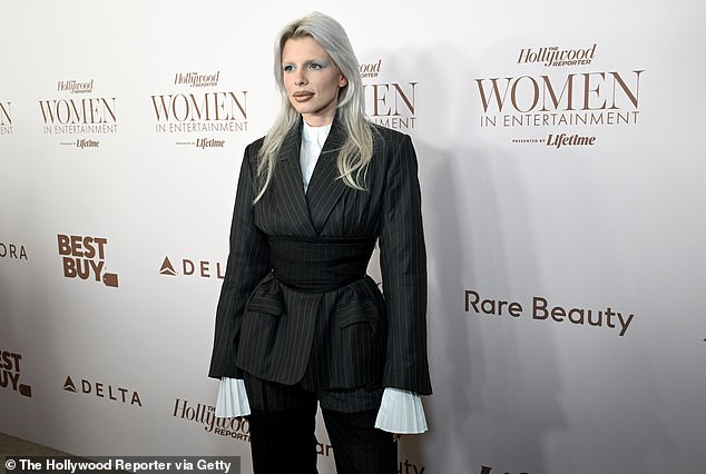 Em meio a uma reunião de luminares de Hollywood, incluindo Nicole Kidman, que recebeu o prestigiado Sherry Lansing Leadership Award, e Selena Gomez, homenageada com o Equity in Entertainment Award, Julia certamente deixou sua marca