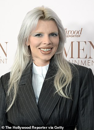 Julia revelou uma nova e ousada transformação de cabelo na gala do The Hollywood Reporter Women in Entertainment na quarta-feira, após seu atraente deslizamento na noite anterior