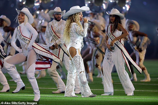 Knowles-Carter certamente trenó - realizando um medley de 15 minutos e oito músicas durante o jogo de futebol em que o Baltimore Ravens derrotou o Houston Texans por 31-2