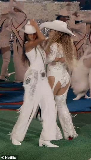 Então eles entrelaçaram os braços para um momento de dança quadrada