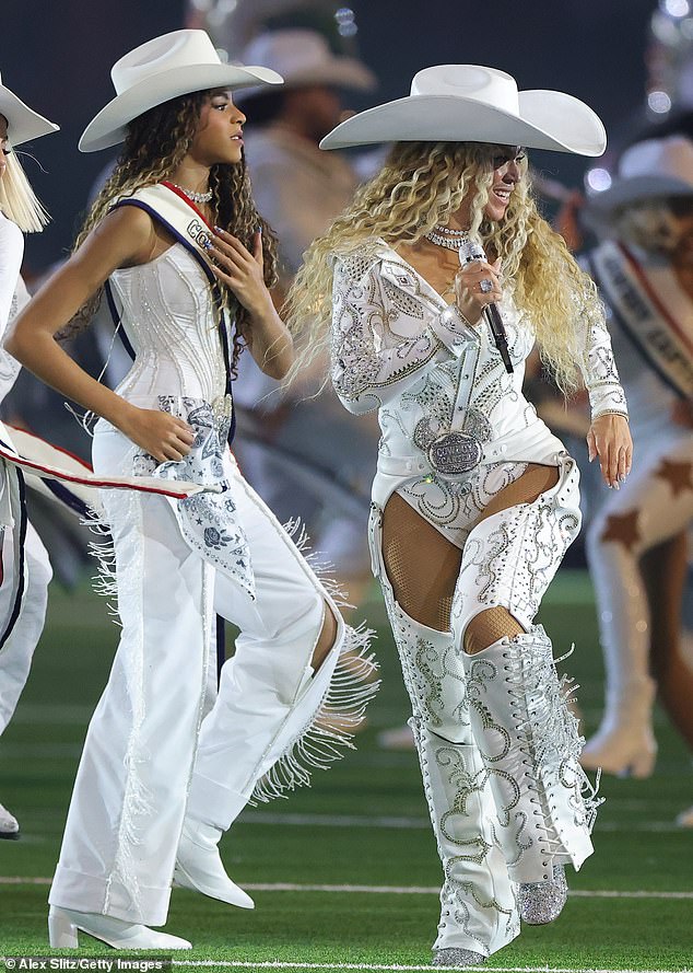 Blue coordenou com Beyoncé em roupas de faroeste totalmente brancas enquanto ela servia como dançarina de apoio para o número culminante de encerramento - Texas Hold 'Em
