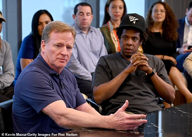 O comissário da NFL de 65 anos (L, na foto em 2019) contratou o magnata do rap nascido no Brooklyn para ser o estrategista de entretenimento musical ao vivo em 2019, que foi exatamente como Beyoncé marcou seu show na televisão na quarta-feira.