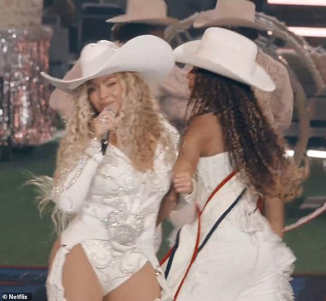 Knowles-Carter deu ao seu nepo-baby precoce um grito discreto no meio da música quando ela mudou a palavra 'boy' para 'Blue' na letra: 'Então me gire no meio, Blue, não consigo ler sua mente'