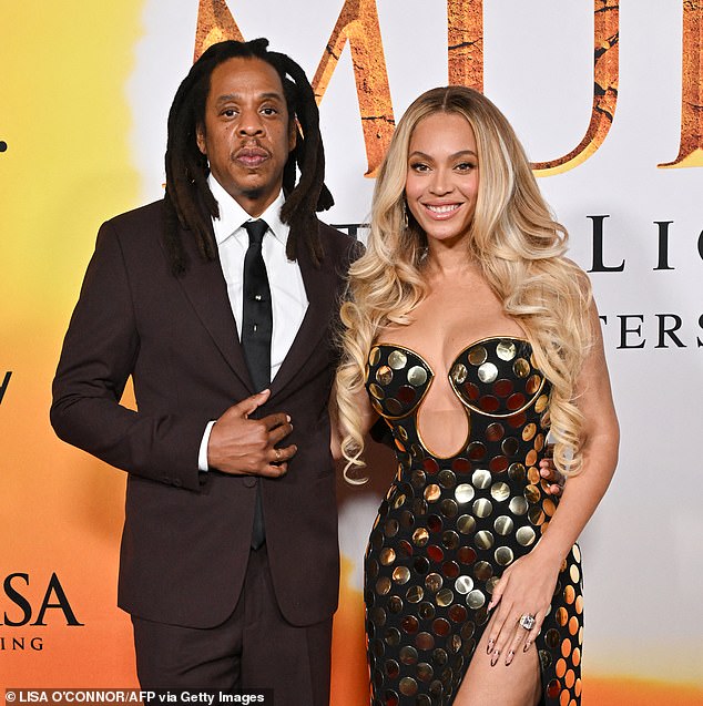 O casal de 16 anos - que vale US $ 3 bilhões - se conheceu originalmente em 1998 e também são pais orgulhosos de gêmeos fraternos de sete anos, filho Sir Carter e filha Rumi Carter.