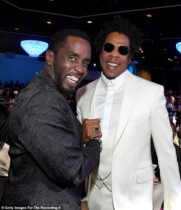 Jay-Z (nascido Shawn Carter) está no meio de uma guerra legal contra o advogado Tony Buzbee, cujo cliente Jane Doe o acusou de estuprá-la, aos 13 anos, em 2000, ao lado de Diddy (L, retratado em 2020) em um processo civil.