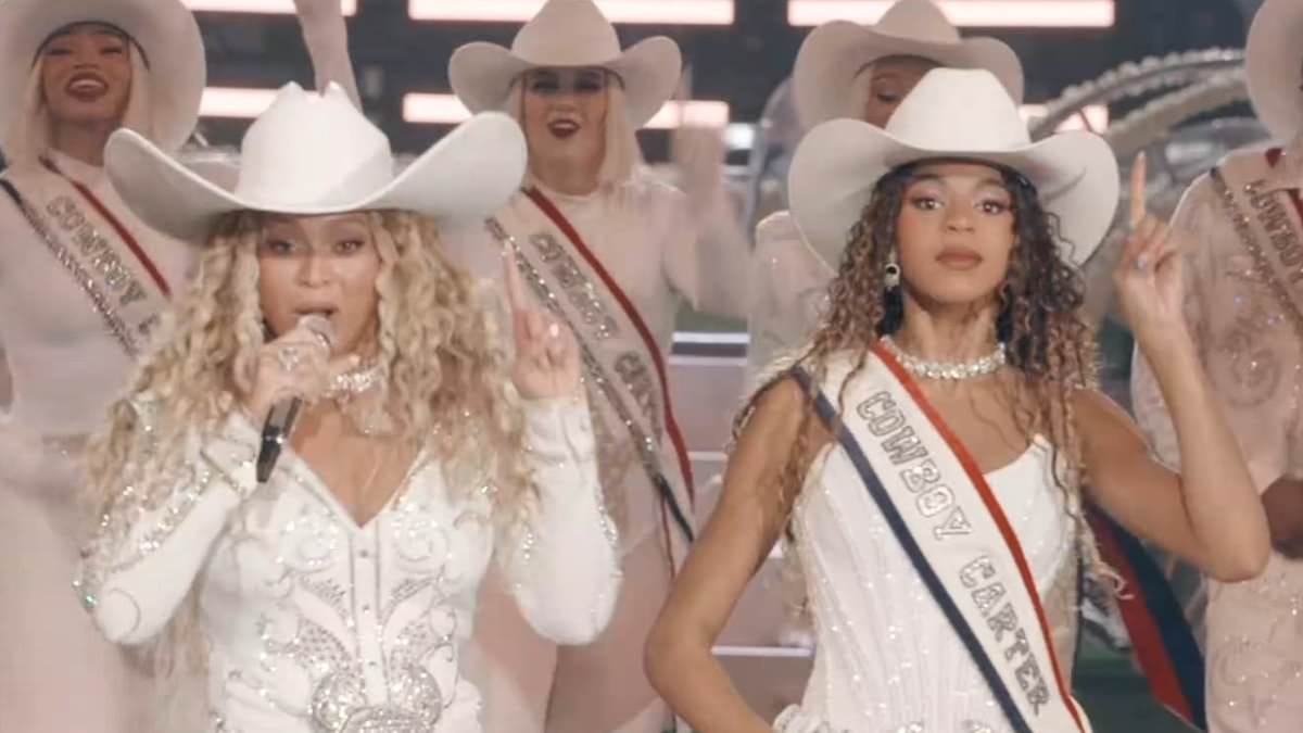 Blue Ivy, 12, se eleva sobre a mãe Beyoncé enquanto dançam quadrilha durante a apresentação épica do intervalo da NFL em Houston