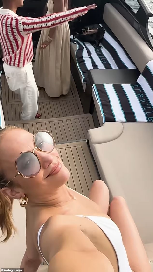 Um clipe a viu em um barco em um maiô branco