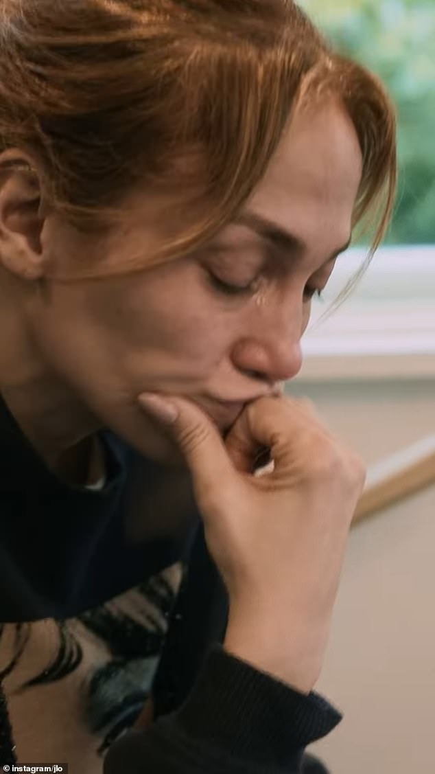 Embora o vídeo mostrasse vários momentos de seu documentário, 'This Is Me¿ Now: A Love Story', inspirado em seu romance com Affleck, não o apresentava