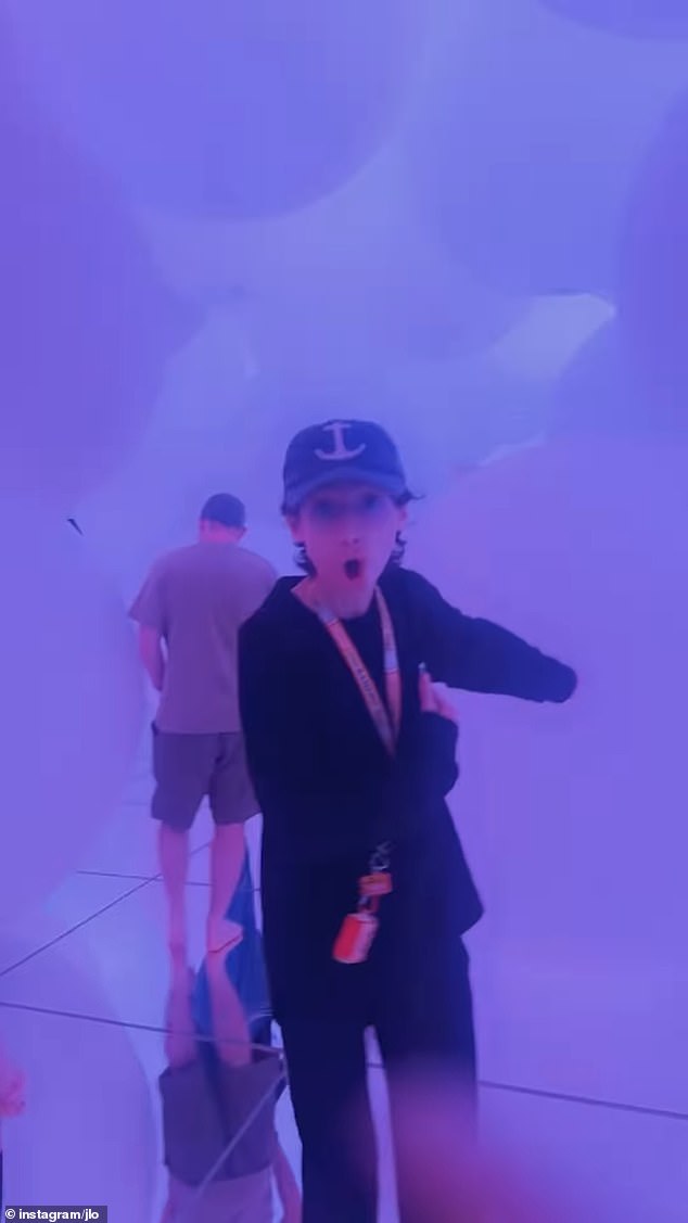Ela compartilhou um clipe raro do filho Max