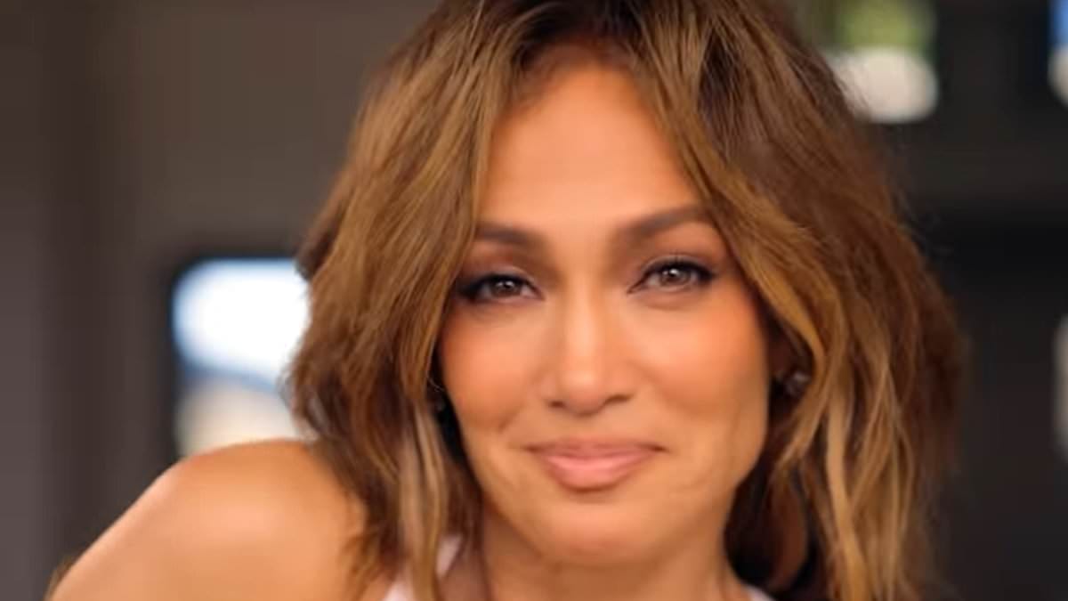 Jennifer Lopez despreza Ben Affleck em vídeo de destaques de 2024 enquanto ele passa férias com a ex Jennifer Garner