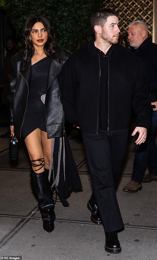 Priyanka Chopra e Nick Jonas estavam ótimos enquanto saíam para um encontro noturno na cidade de Nova York no fim de semana