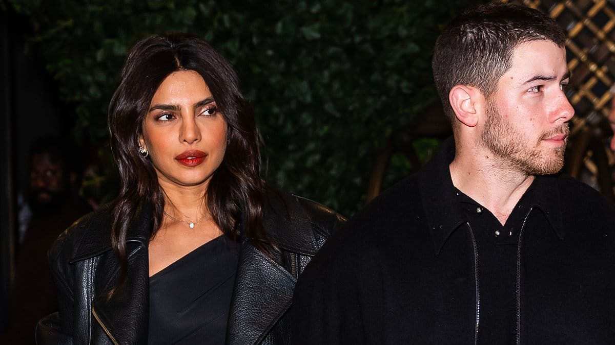 Priyanka Chopra fica com pernas compridas ao lado de Nick Jonas enquanto eles aproveitam a noite dos pais em Nova York