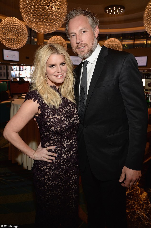 Relatos de tensão no casamento do casal têm circulado, com Life & Style alegando que Eric está cansado das 'mudanças de humor malucas' de Jessica; eles são vistos em 2016