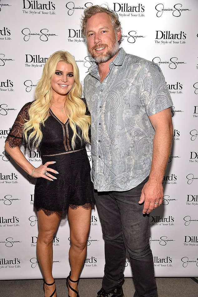 A cantora revelou que ela e o ex-jogador da NFL “vivem separados” enquanto navegam por “uma situação dolorosa em nosso casamento” em uma declaração à People; visto em 2017