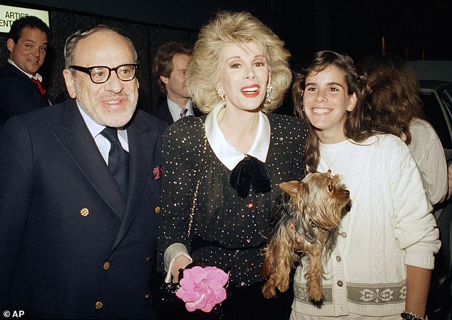 Fora das telas, a vida pessoal de Joan foi definida por seu casamento turbulento com o produtor de TV Edgar Rosenberg, com quem se casou em 1965; (Edgar, Joan e Melissa em 1987)