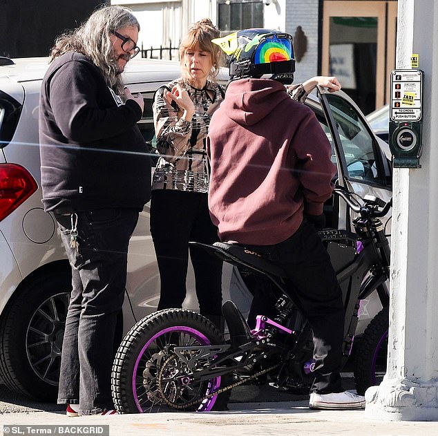 A criança nepo estava sozinha e andava de bicicleta elétrica com capacete de motociclista, vestindo um moletom lilás e calça escura com tênis branco. Depois de conversar um pouco com o motorista e a passageira do carro, as duas partes trocaram números de telefone