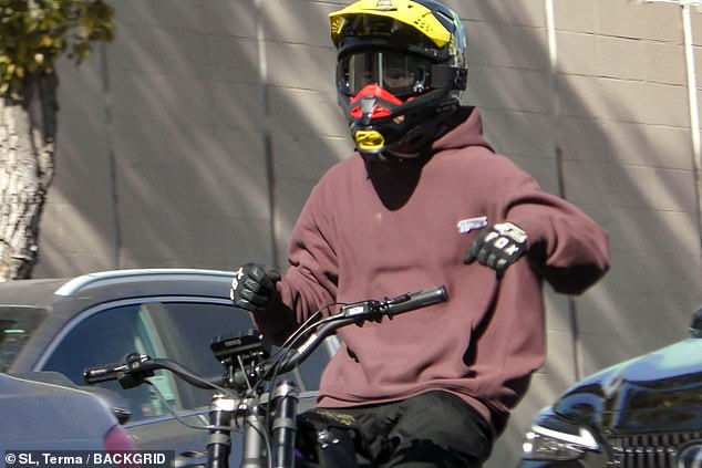 Antes do acidente, Pax foi visto andando de bicicleta elétrica sem segurar o guidão