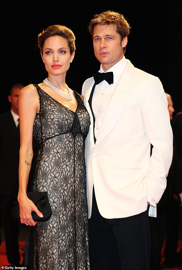 Uma fonte da premiação disse ao PageSix que Jolie sendo desprezada por uma indicação ao Oscar por Maria significava que Hollywood estava sendo leal ao seu ex-Pitt; visto em 2007