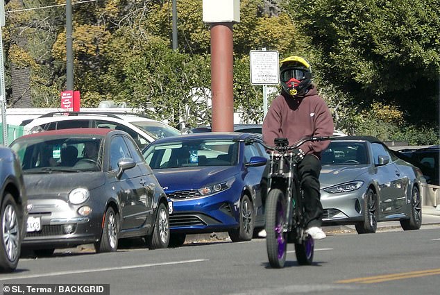 Ele parecia calmo enquanto andava na bicicleta elétrica sem segurar o guidão