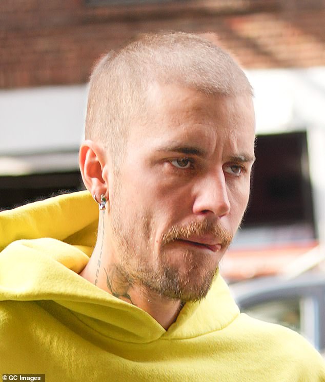 Fontes dizem ao DailyMail.com que os amigos de Hailey estão ficando cada vez mais preocupados com o 'comportamento inaceitável de Justin', com alguns supostamente pedindo que ela deixasse o músico