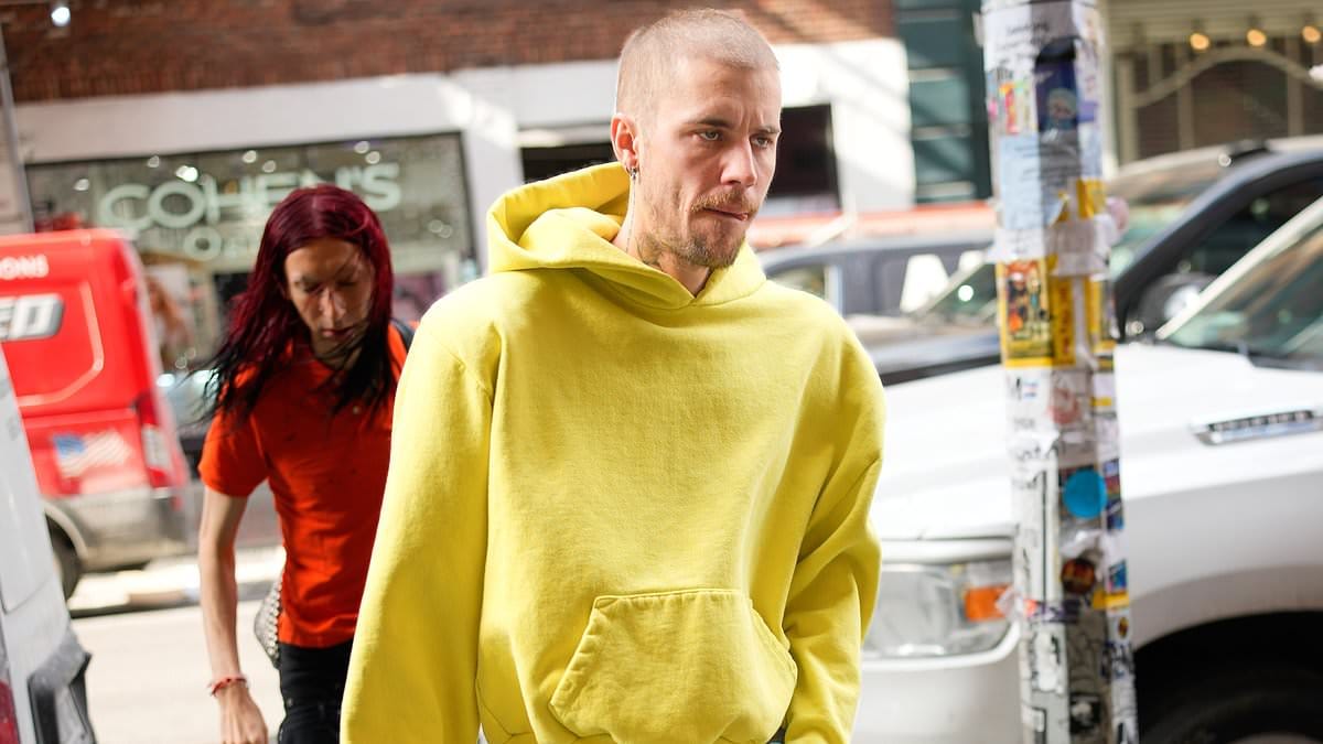Os medos crescem à medida que Justin Bieber parece de olhos ocos em meio a afirmações que seu 'comportamento inaceitável' está afetando Hailey