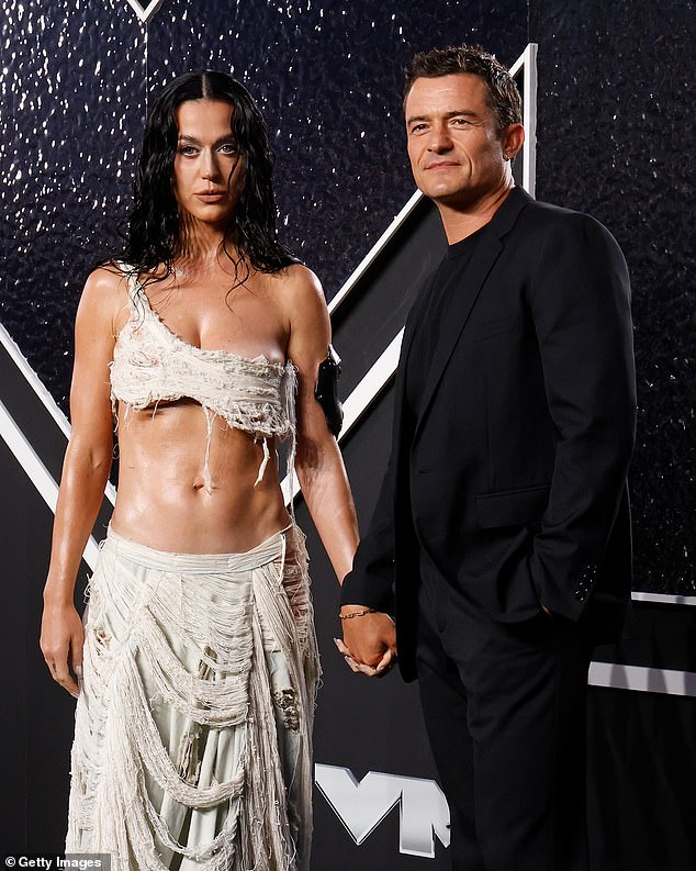 A estrela pop - que tem Daisy, quatro, com o noivo Orlando Bloom - disse recentemente que vê tudo com um renovado senso de 'luz e alegria e esperança' desde que se tornou uma mãe (vista em 2024)