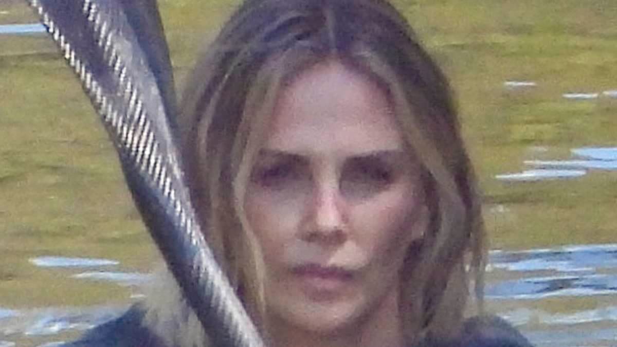 Charlize theron reme um caiaque enquanto filmava cenas para o novo thriller da Netflix na Austrália