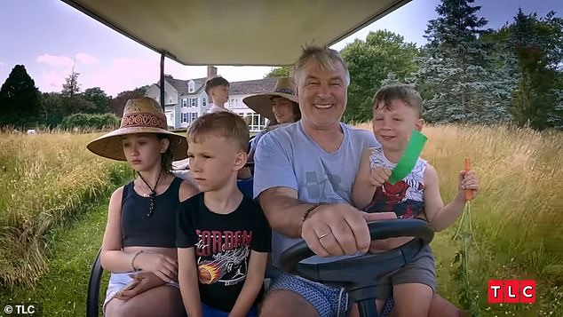 Alec agora é uma estrela da realidade ao lado de sua família após o lançamento do show deles, os Baldwins