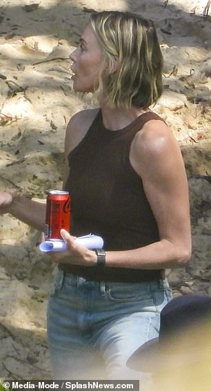 Ela estilizou sua blusa com jeans skinny